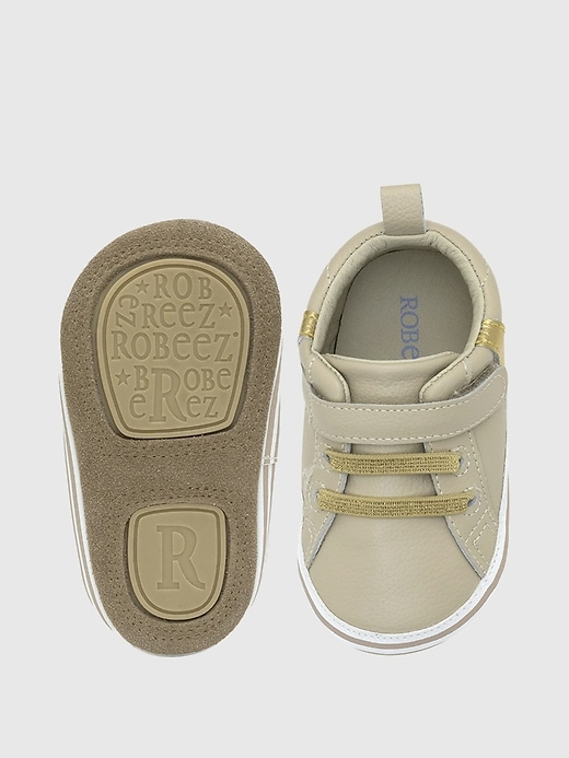 robeez baby addie premiers coups de pied