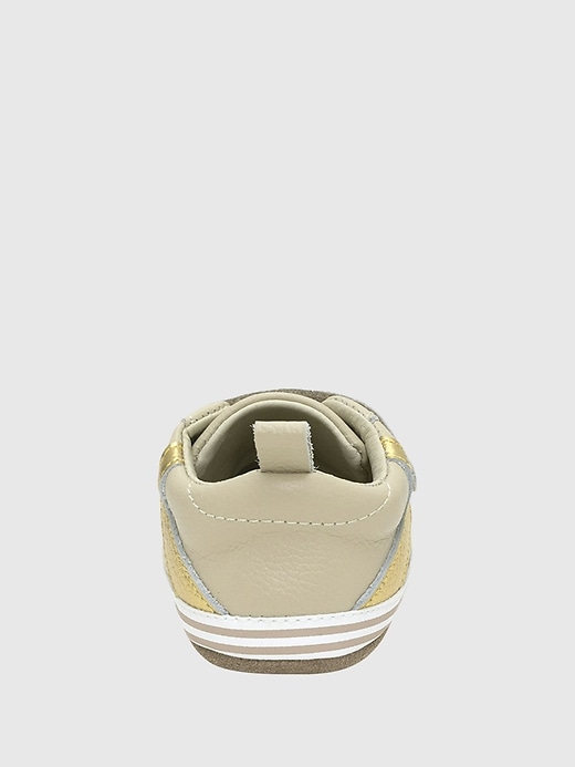 robeez baby addie premiers coups de pied