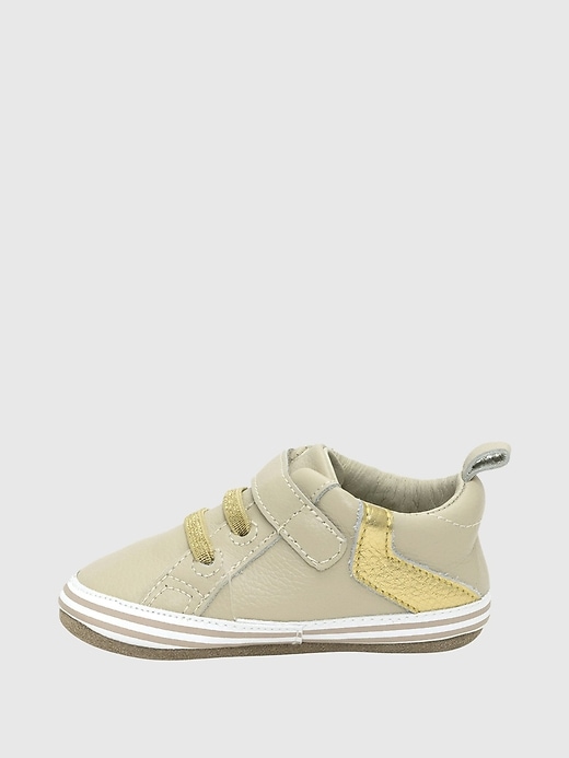 robeez baby addie premiers coups de pied