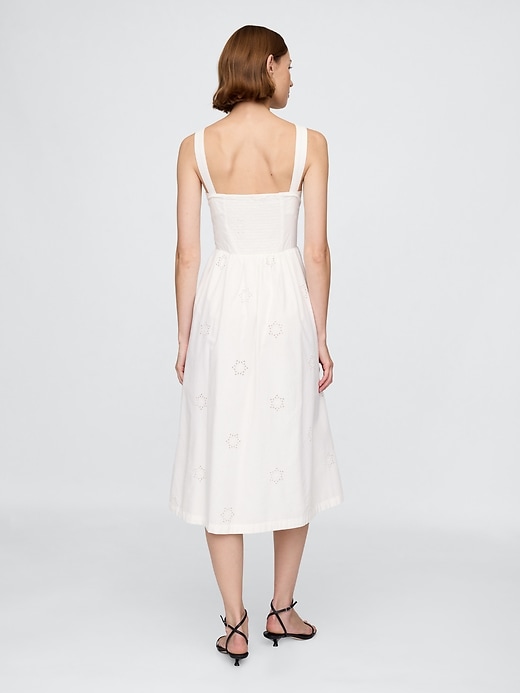 robe à œillets et col rond