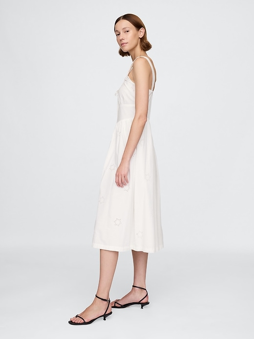 robe à œillets et col rond