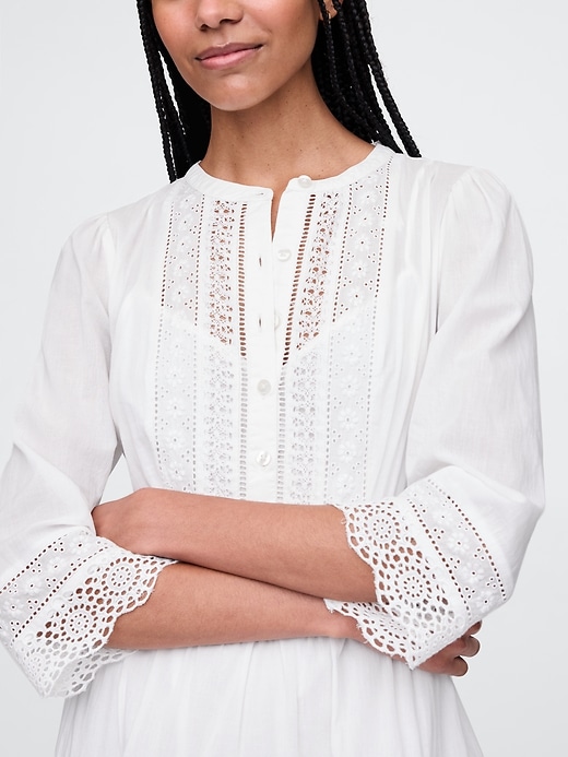 robe courte à bordure en dentelle