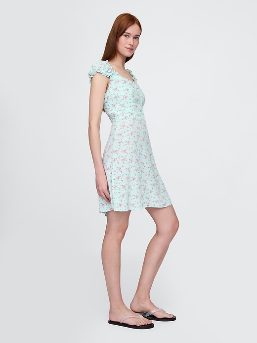 robe courte à manches bouffantes et décolleté cœur