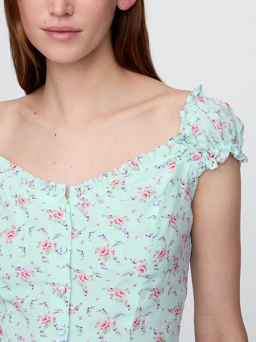 robe courte à manches bouffantes et décolleté cœur