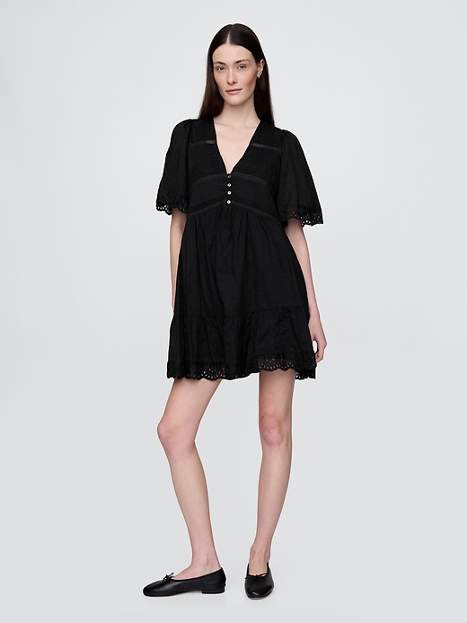 robe courte à manches papillon et œillets