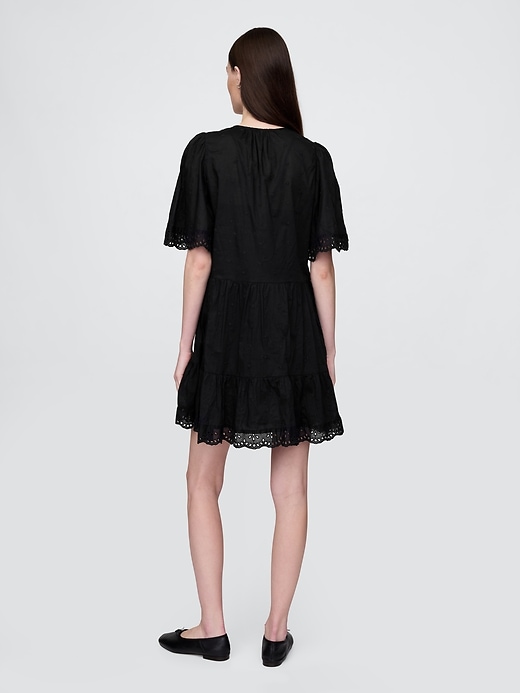 robe courte à manches papillon et œillets