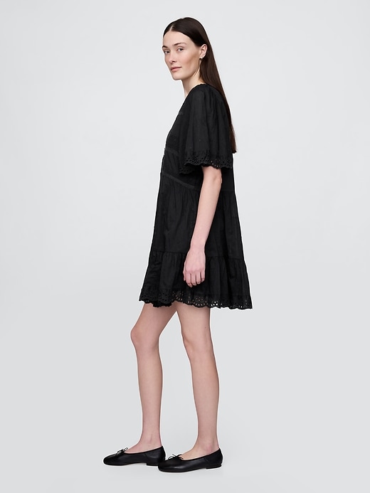 robe courte à manches papillon et œillets