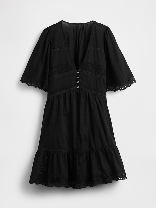 robe courte à manches papillon et œillets
