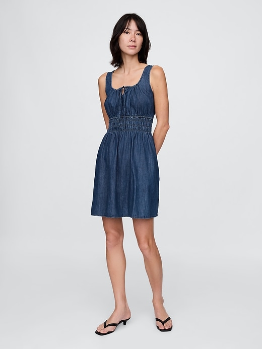 robe courte en jean à taille smockée et ceinture nouée sur le devant