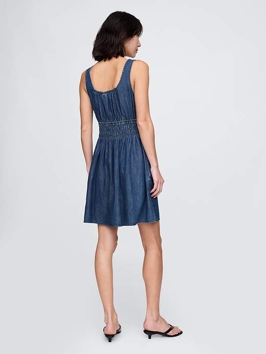robe courte en jean à taille smockée et ceinture nouée sur le devant