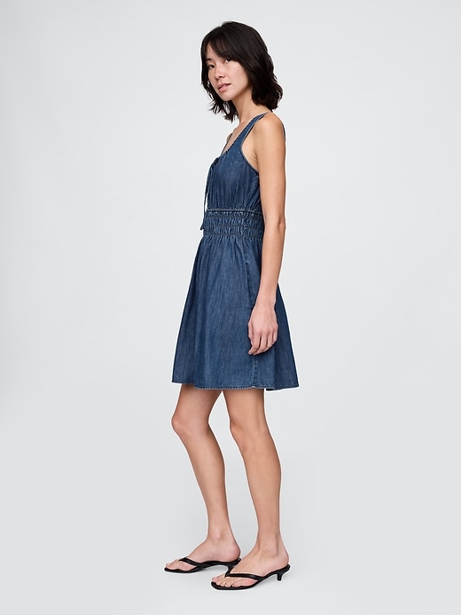 robe courte en jean à taille smockée et ceinture nouée sur le devant