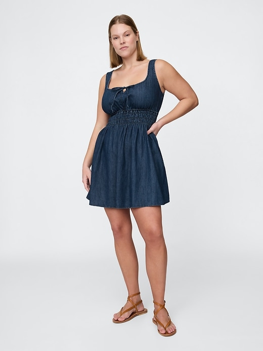 robe courte en jean à taille smockée et ceinture nouée sur le devant