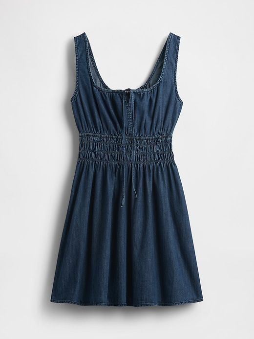 robe courte en jean à taille smockée et ceinture nouée sur le devant