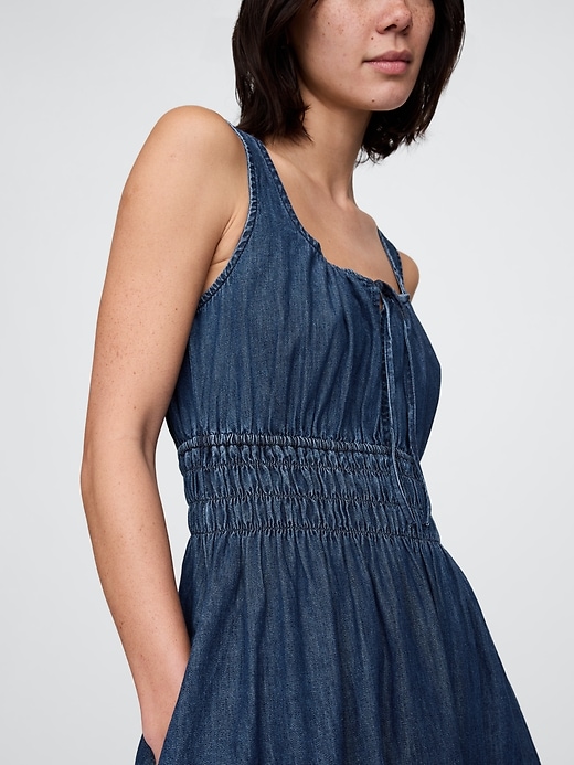 robe courte en jean à taille smockée et ceinture nouée sur le devant
