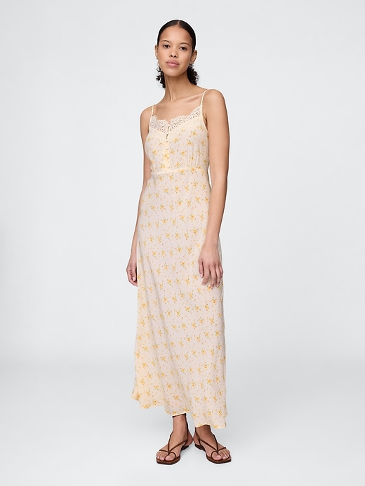 robe longue en crêpe à décolleté cœur et bordure en dentelle