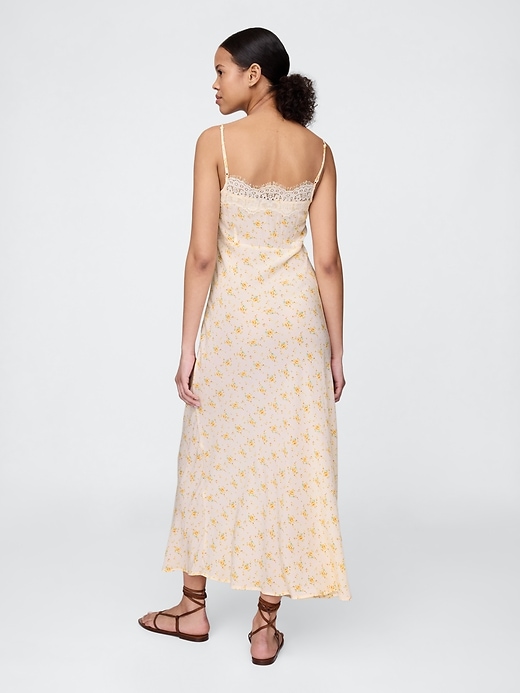 robe longue en crêpe à décolleté cœur et bordure en dentelle