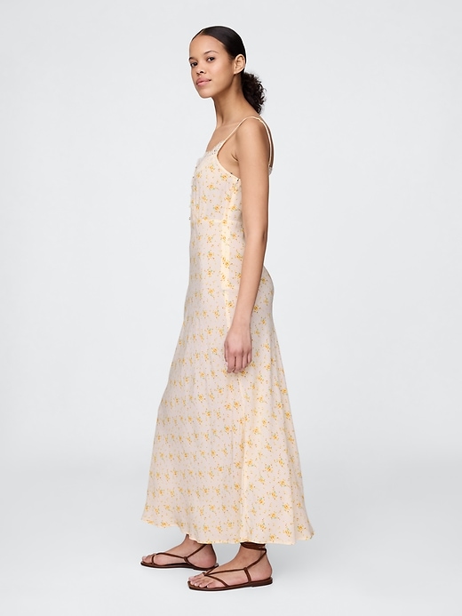 robe longue en crêpe à décolleté cœur et bordure en dentelle