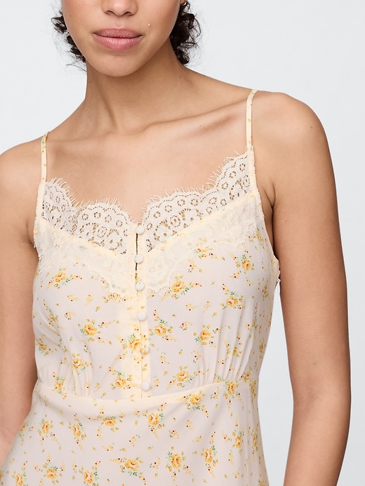 robe longue en crêpe à décolleté cœur et bordure en dentelle
