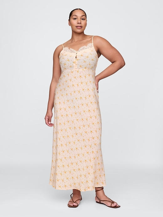 robe longue en crêpe à décolleté cœur et bordure en dentelle