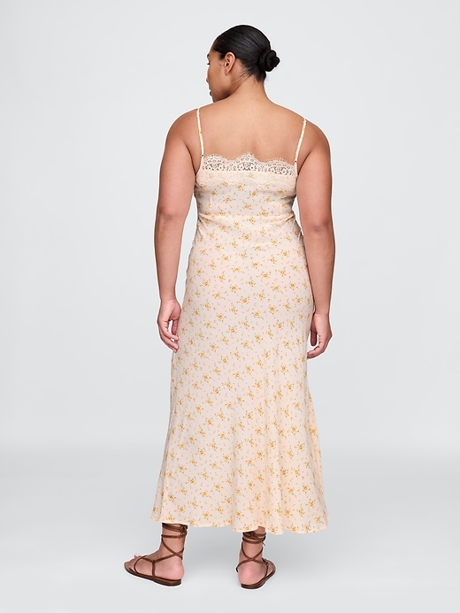 robe longue en crêpe à décolleté cœur et bordure en dentelle