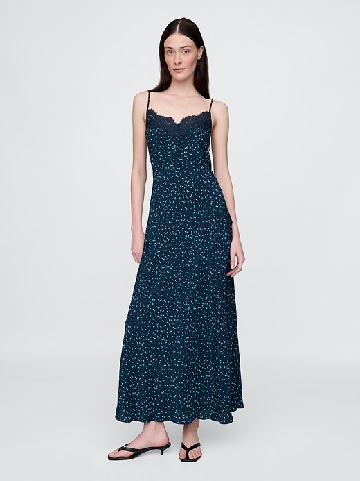 robe longue en crêpe à décolleté cœur et bordure en dentelle