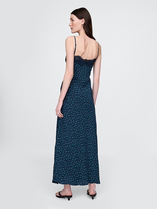 robe longue en crêpe à décolleté cœur et bordure en dentelle