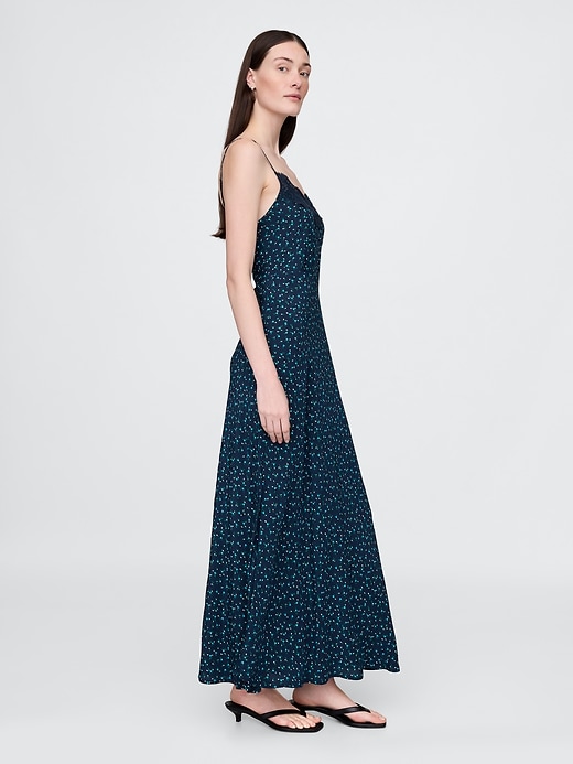 robe longue en crêpe à décolleté cœur et bordure en dentelle