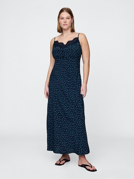 robe longue en crêpe à décolleté cœur et bordure en dentelle