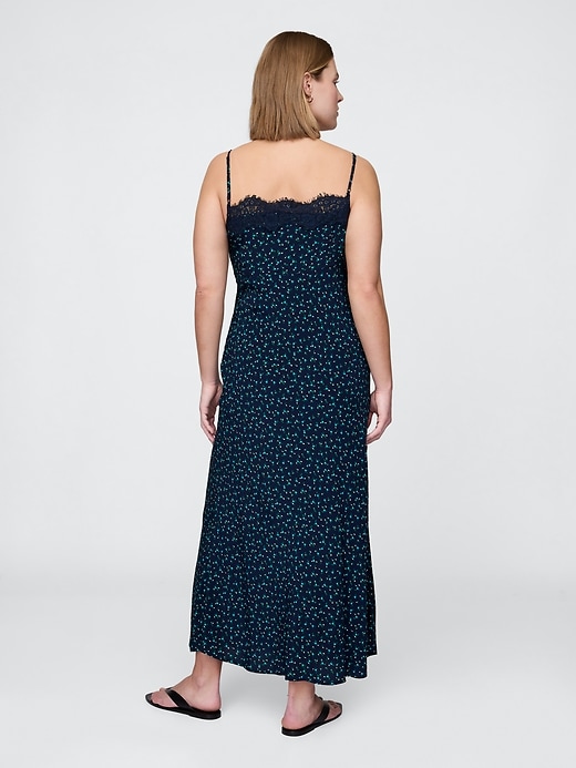 robe longue en crêpe à décolleté cœur et bordure en dentelle