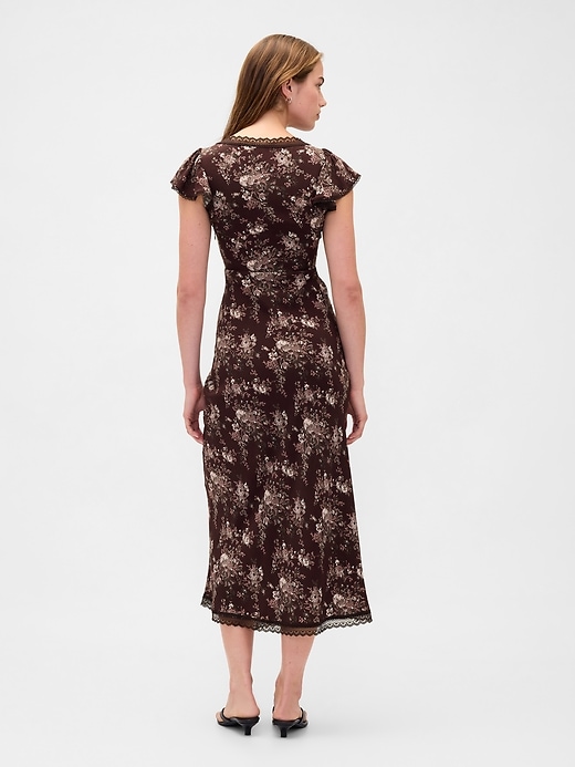 robe longue en crêpe à col en v ornée de dentelle