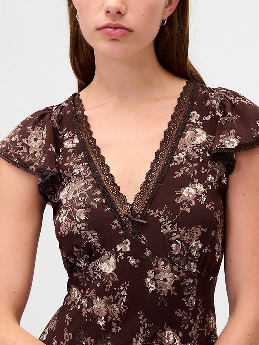 robe longue en crêpe à col en v ornée de dentelle