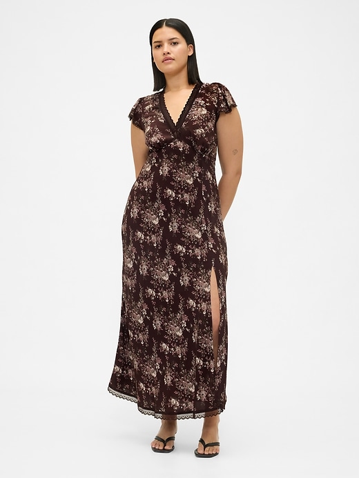 robe longue en crêpe à col en v ornée de dentelle