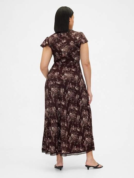 robe longue en crêpe à col en v ornée de dentelle