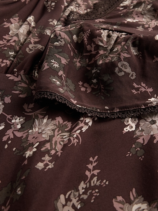 robe longue en crêpe à col en v ornée de dentelle