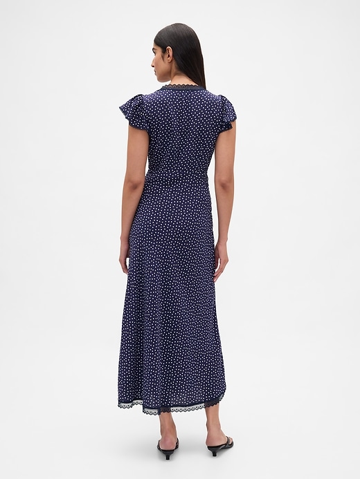 robe longue en crêpe à col en v ornée de dentelle