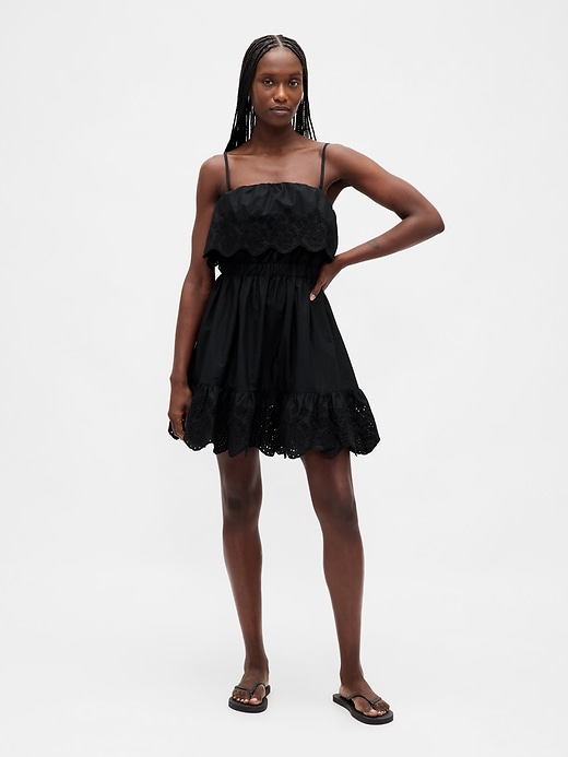 robe courte à volants et œillets
