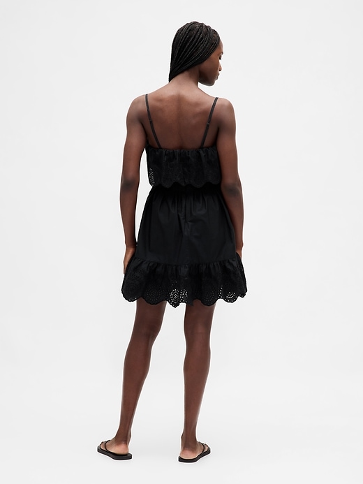 robe courte à volants et œillets