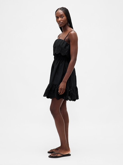 robe courte à volants et œillets