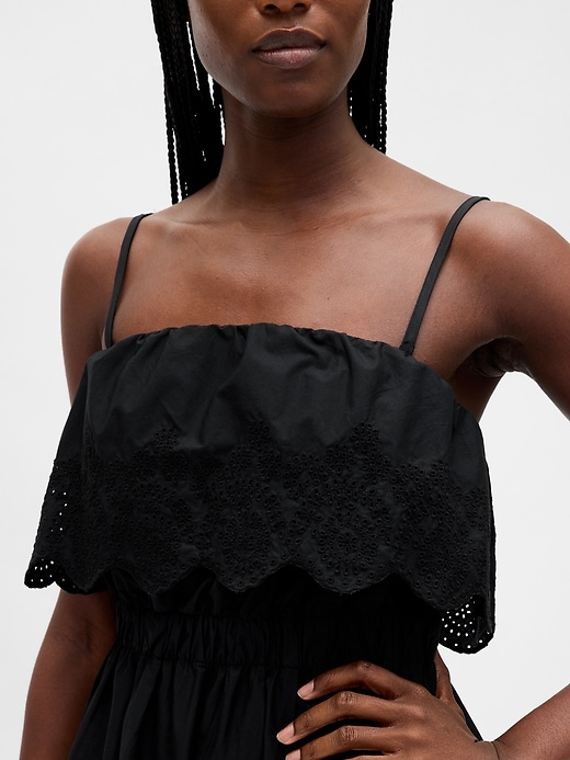 robe courte à volants et œillets