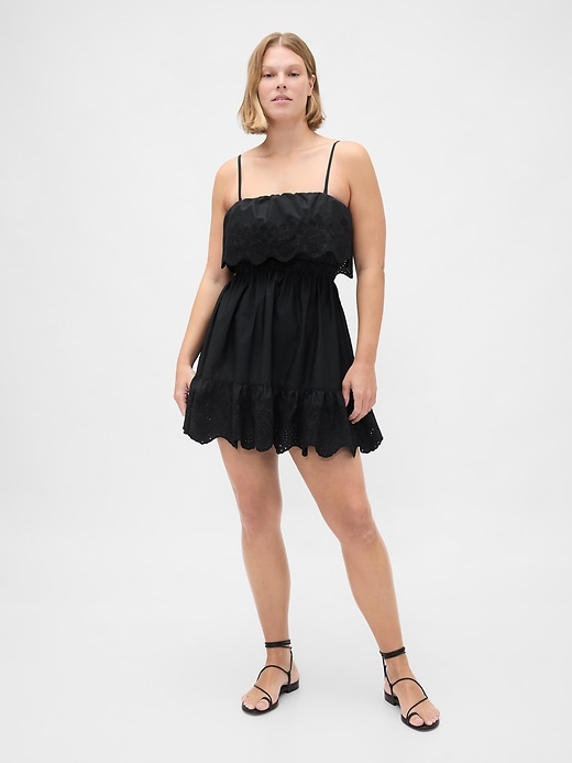 robe courte à volants et œillets