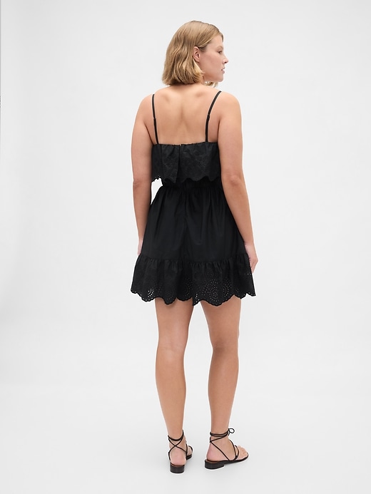 robe courte à volants et œillets
