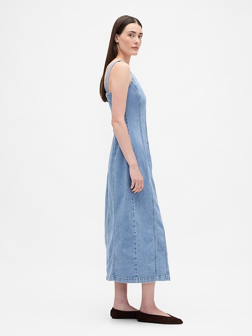 robe longue en jean à coutures apparentes et boutons sur le devant