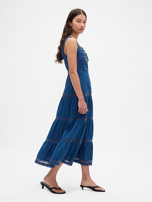 robe longue à volants ornée de dentelle