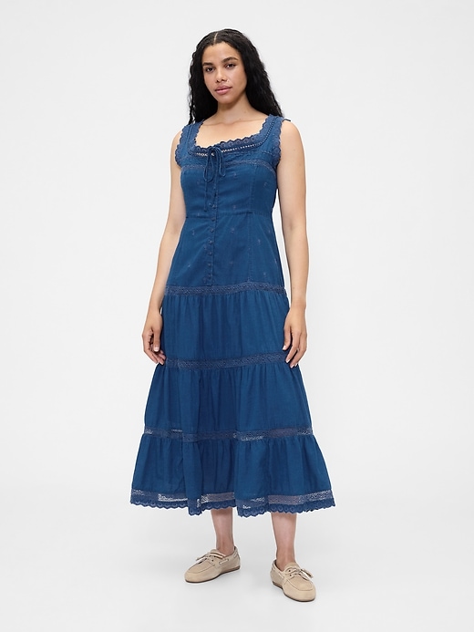 robe longue à volants ornée de dentelle