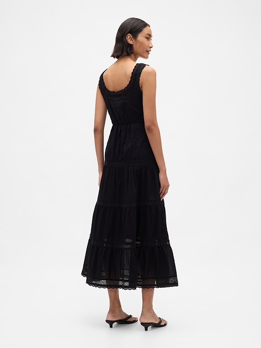 robe longue à volants ornée de dentelle