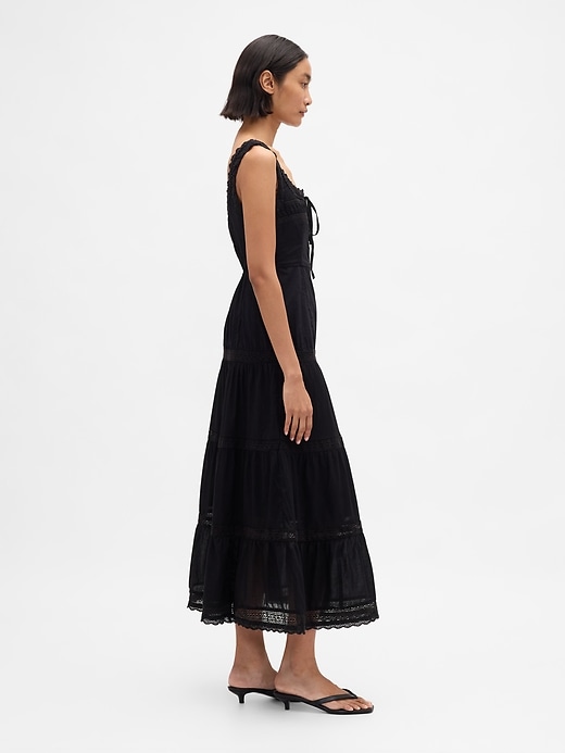 robe longue à volants ornée de dentelle