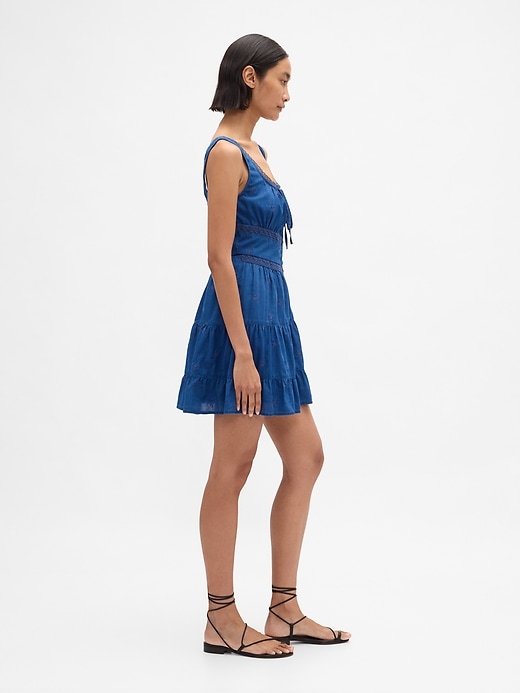 robe courte à volants ornée de dentelle