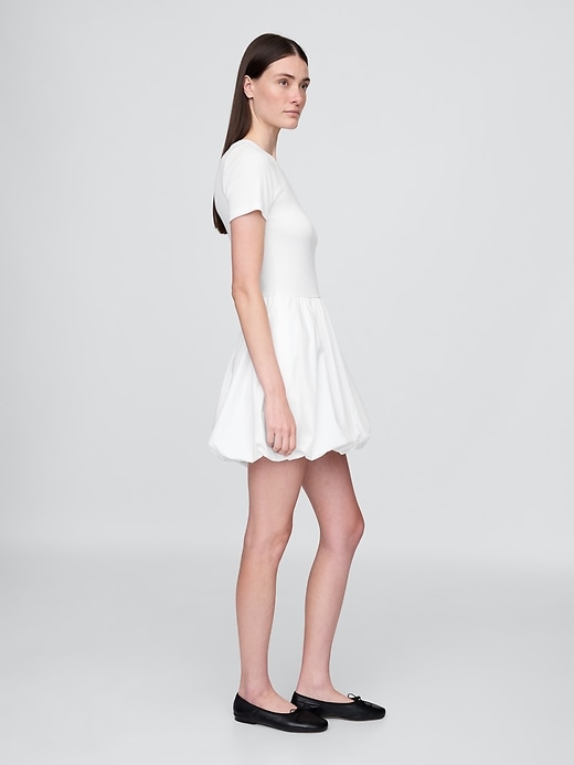 robe mini à bulles moderne en techniques mixtes