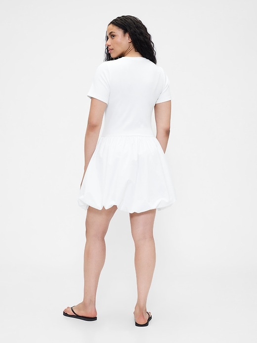 robe mini à bulles moderne en techniques mixtes