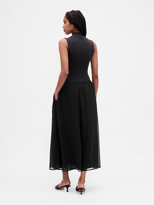 robe maxi moderne à col montant et matières mixtes